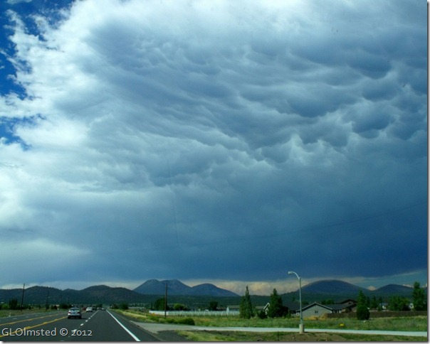 02 Mammary clouds over SF Mts from SR89 N Flagstaff AZ (1024x819)
