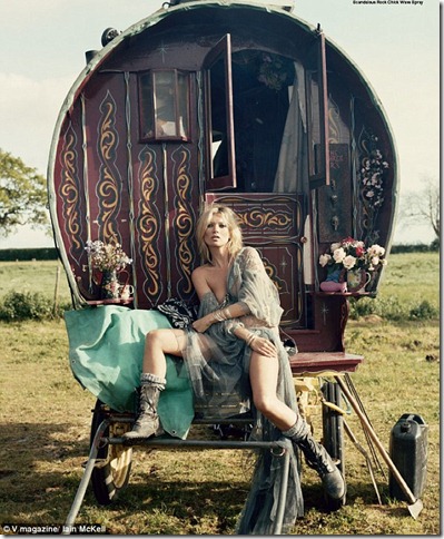 01 kate-moss-as-gypsy sitting on wagon