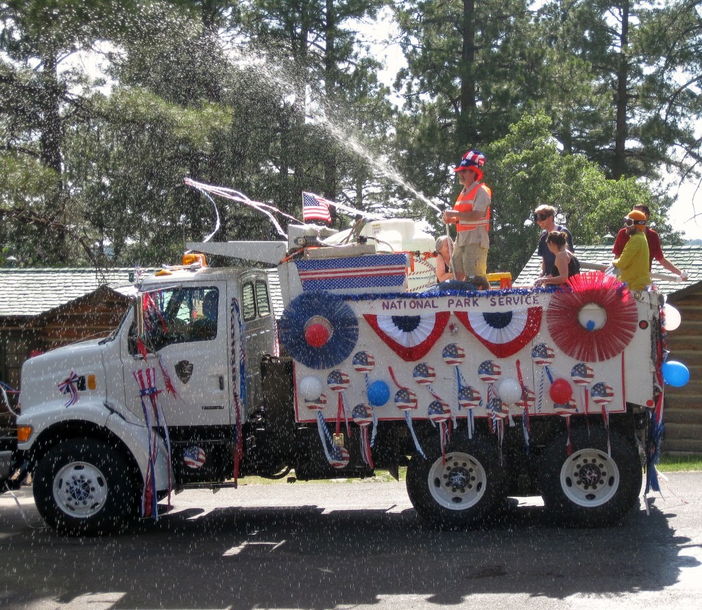 01 NPS truck in 4th of July Parade GRCA AZ 2009 (1024x891)